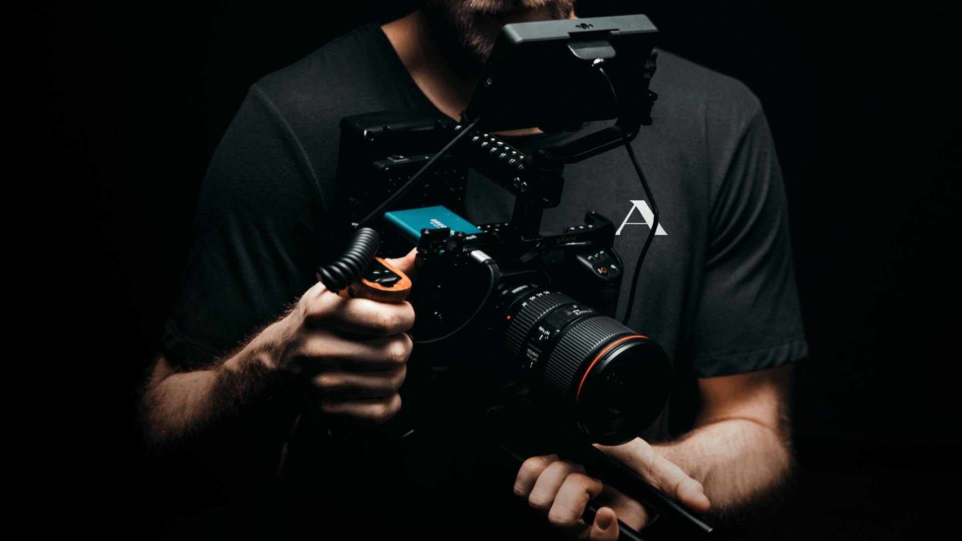 Profissional operando uma câmera de cinema